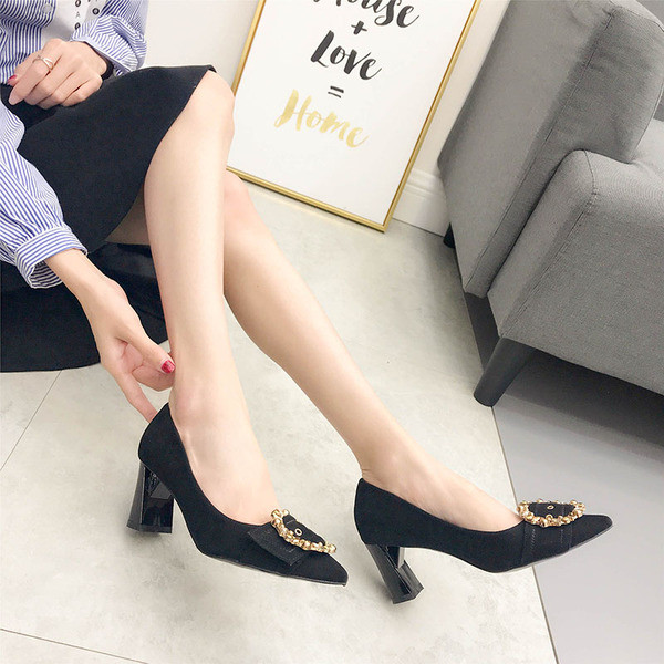 Női alkalmi velúr cipő sarokkal és csattal