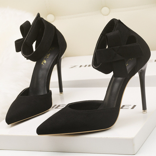 Női velúr cipő pánttal és bokaszalaggal