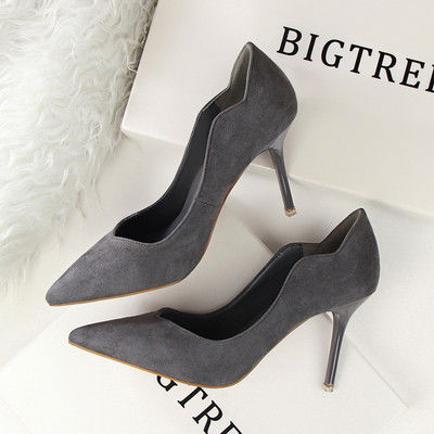 Női velúr cipő aszimmetrikus modell