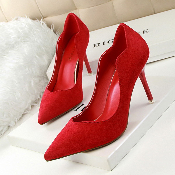 Női velúr cipő aszimmetrikus modell