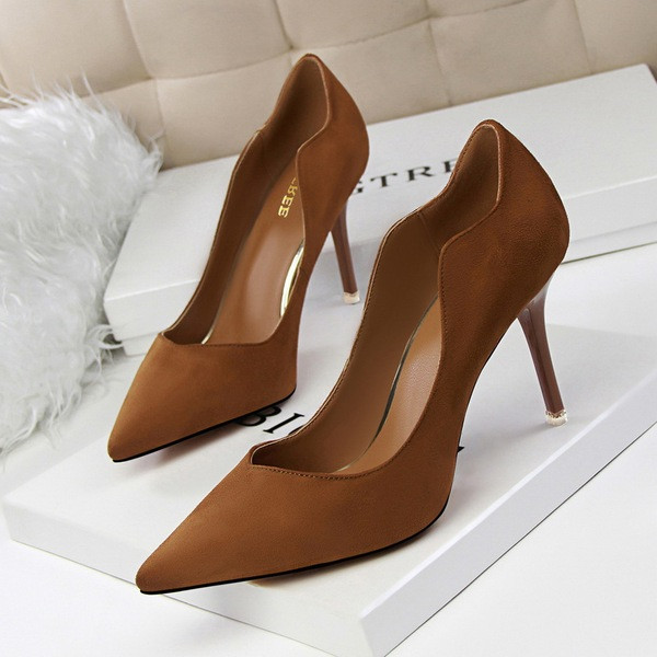 Női velúr cipő aszimmetrikus modell