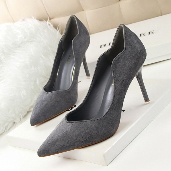 Női velúr cipő aszimmetrikus modell