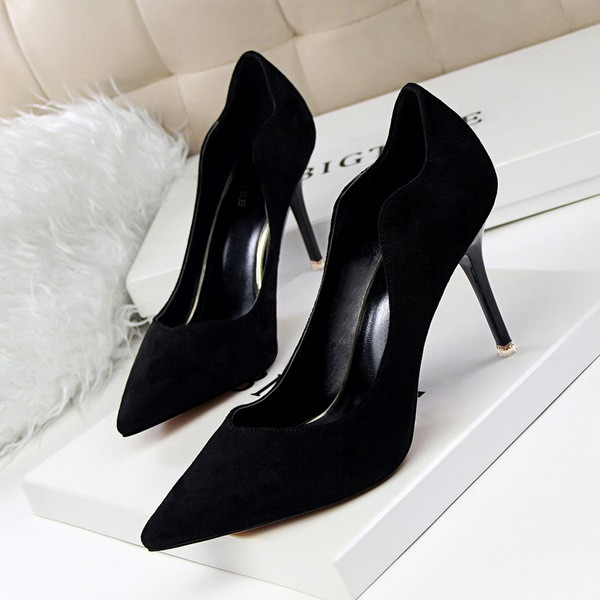 Női velúr cipő aszimmetrikus modell