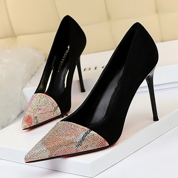 Modern női cipők öko velúrból kövekkel