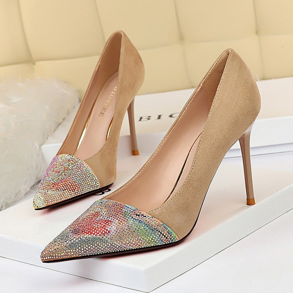 Modern női cipők öko velúrból kövekkel