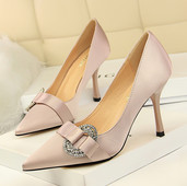 Elegáns női cipő vékony sarokkal és kövekkel