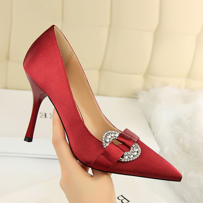 Elegáns női cipő vékony sarokkal és kövekkel