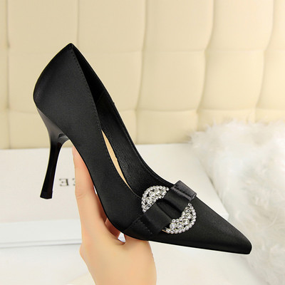 Elegáns női cipő vékony sarokkal és kövekkel