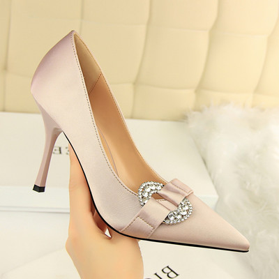 Elegáns női cipő vékony sarokkal és kövekkel