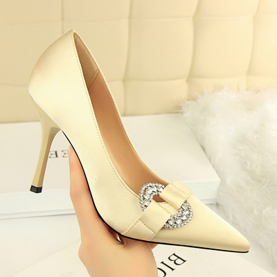 Elegáns női cipő vékony sarokkal és kövekkel