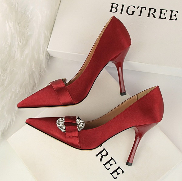 Elegáns női cipő vékony sarokkal és kövekkel