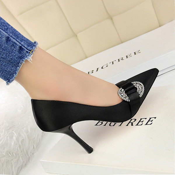 Elegáns női cipő vékony sarokkal és kövekkel