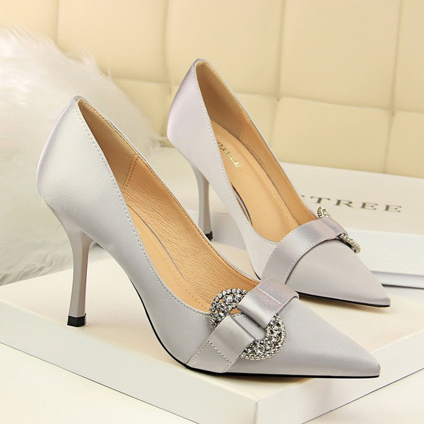 Elegáns női cipő vékony sarokkal és kövekkel
