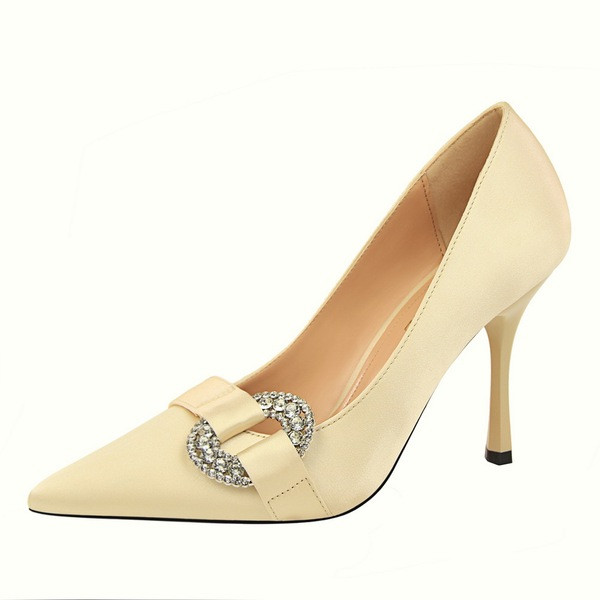 Elegáns női cipő vékony sarokkal és kövekkel