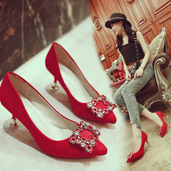 Alkalmi velúr cipő sarokkal és csattal