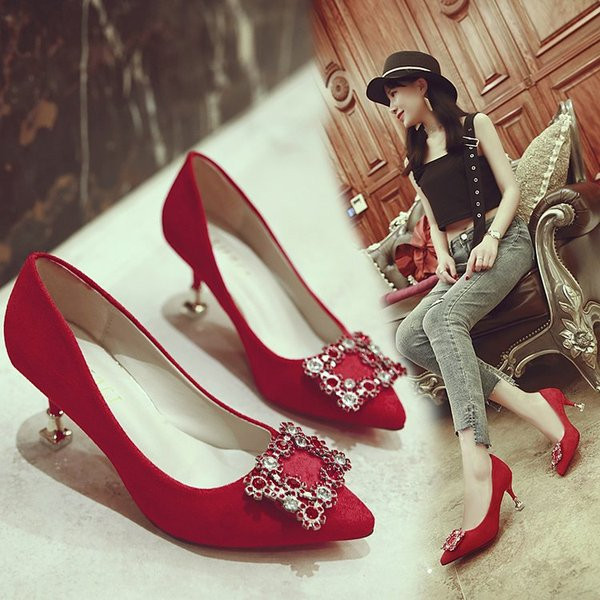 Alkalmi velúr cipő sarokkal és csattal