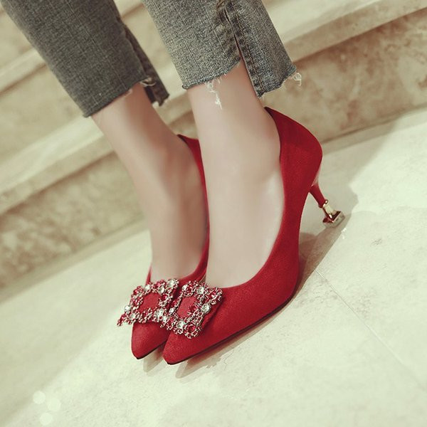 Alkalmi velúr cipő sarokkal és csattal