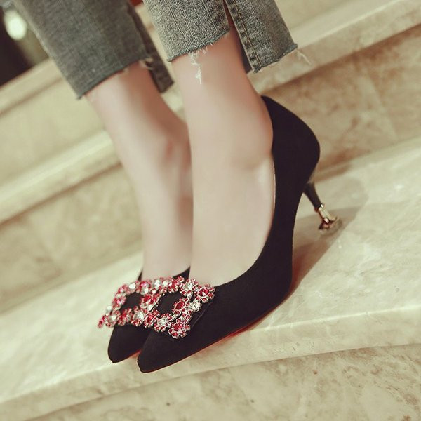 Alkalmi velúr cipő sarokkal és csattal