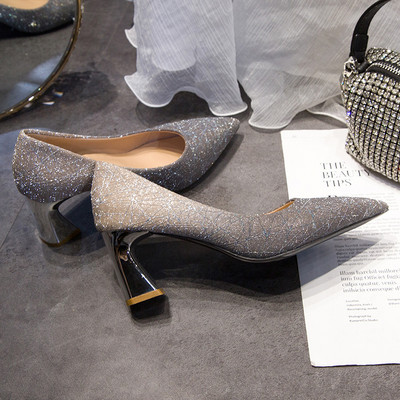 Modern, fényes női cipő vastag sarokkal