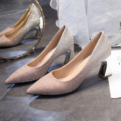 Modern, fényes női cipő vastag sarokkal