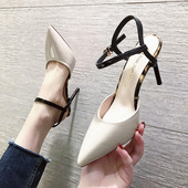 Női cipő új modellje csattal és vékony sarokkal