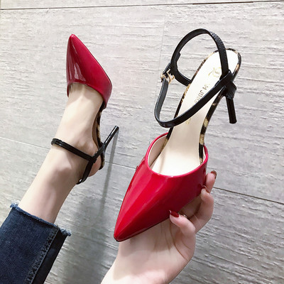 Női cipő új modellje csattal és vékony sarokkal