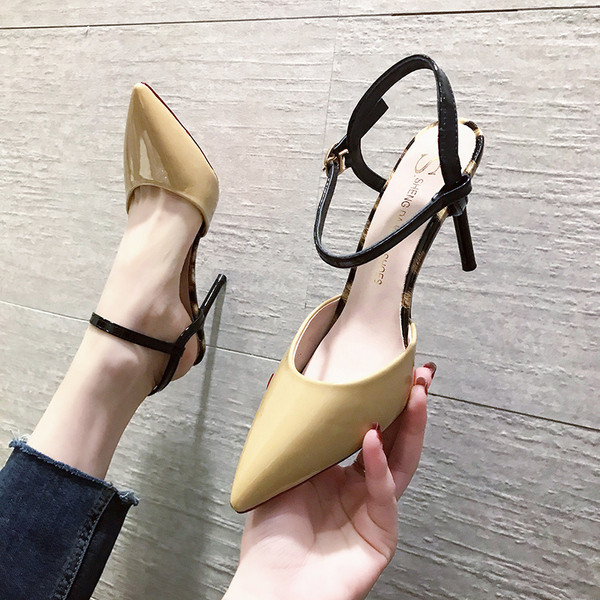 Női cipő új modellje csattal és vékony sarokkal