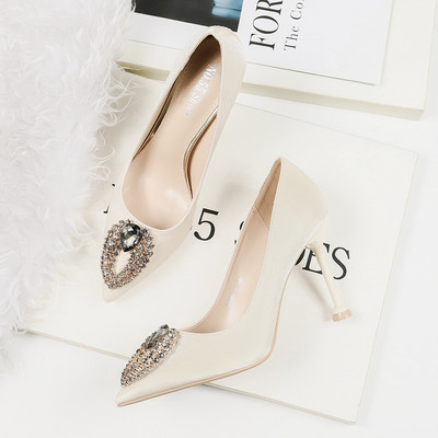 Modern női cipő hegyes modell magassarkúval és kövekkel