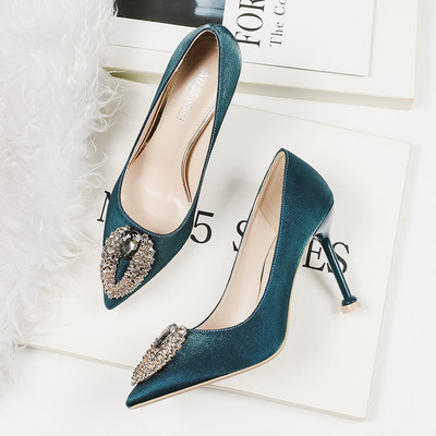 Modern női cipő hegyes modell magassarkúval és kövekkel