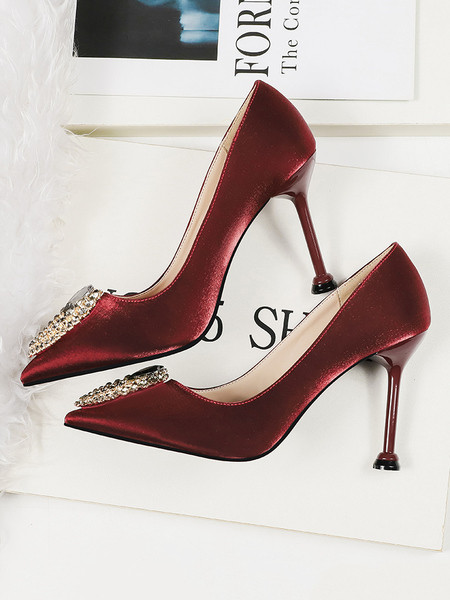 Modern női cipő hegyes modell magassarkúval és kövekkel
