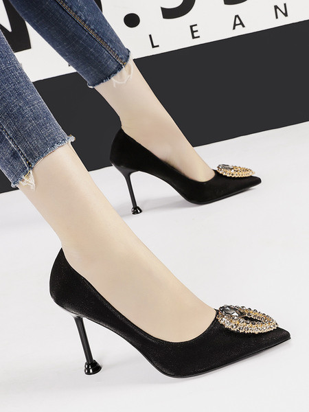 Modern női cipő hegyes modell magassarkúval és kövekkel