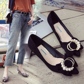 Női alacsony sarkú cipők és gyöngyök