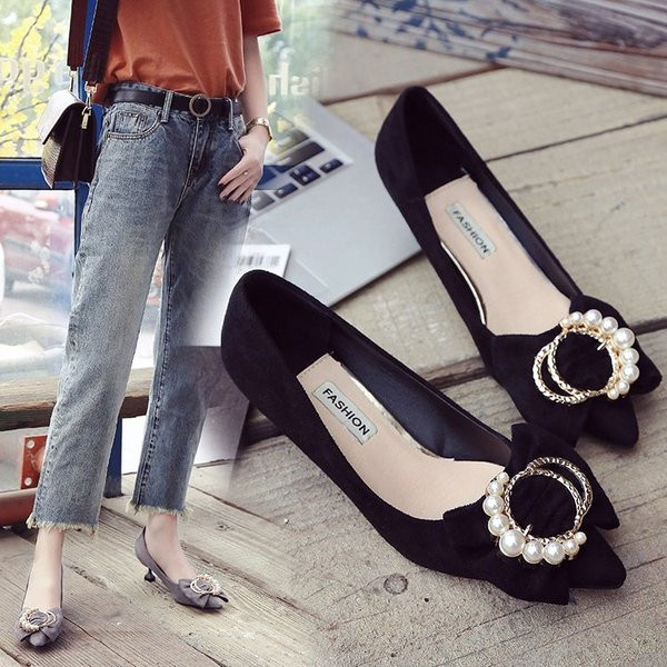 Női alacsony sarkú cipők és gyöngyök