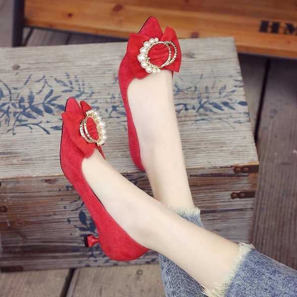 Női alacsony sarkú cipők és gyöngyök