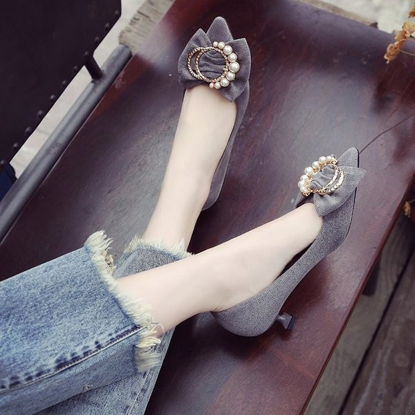 Női alacsony sarkú cipők és gyöngyök