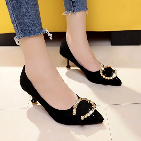 Női velúr cipő 5 cm-es sarokkal és csattal