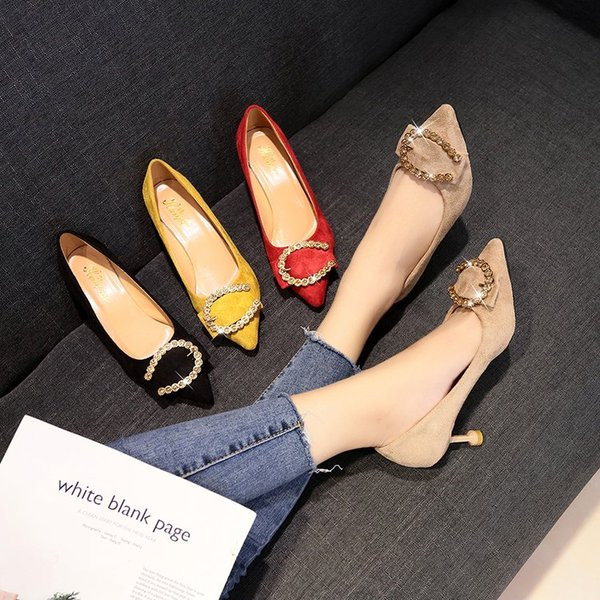 Női velúr cipő 5 cm-es sarokkal és csattal