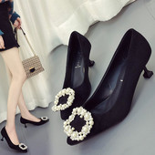 Női cipő 3 cm-es sarokkal és gyöngyös csattal