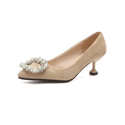 Női cipő 3 cm-es sarokkal és gyöngyös csattal