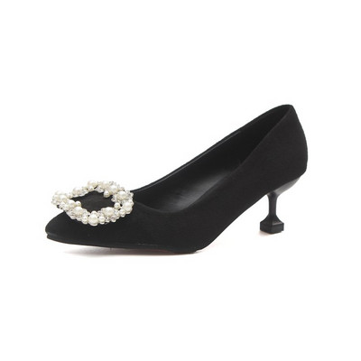 Női cipő 3 cm-es sarokkal és gyöngyös csattal