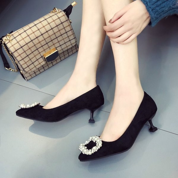 Női cipő 3 cm-es sarokkal és gyöngyös csattal