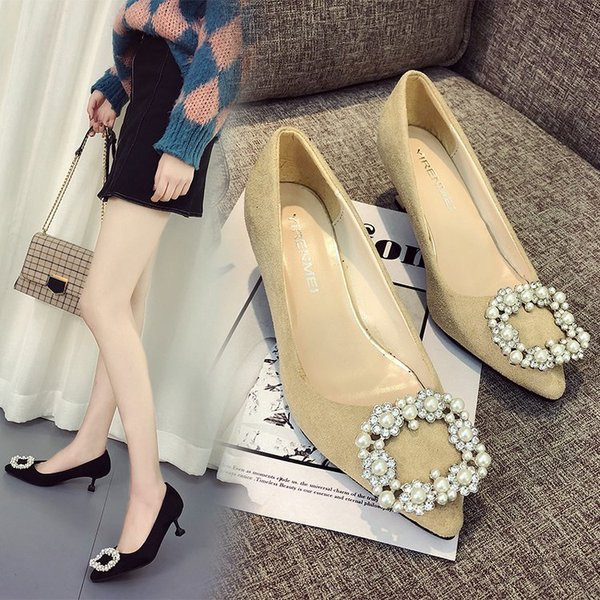 Női cipő 3 cm-es sarokkal és gyöngyös csattal