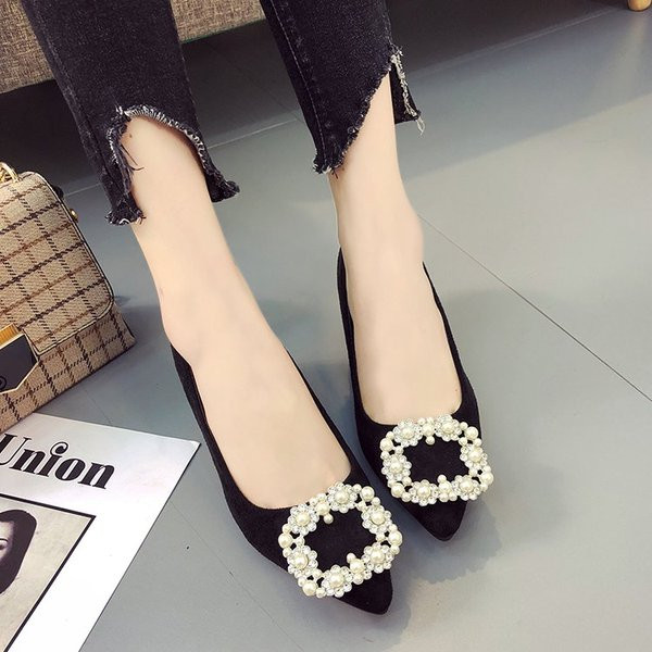 Női cipő 3 cm-es sarokkal és gyöngyös csattal