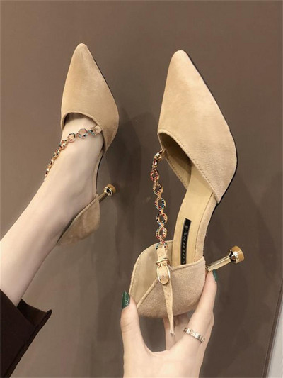 Aktuális női cipő kövekkel és magassarkúval