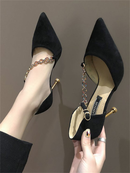 Aktuális női cipő kövekkel és magassarkúval