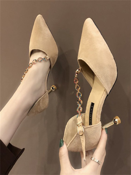 Aktuális női cipő kövekkel és magassarkúval