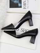 Eko bőrből készült modern női cipők új modellje, vastag sarkú