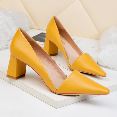 Eko bőrből készült modern női cipők új modellje, vastag sarkú