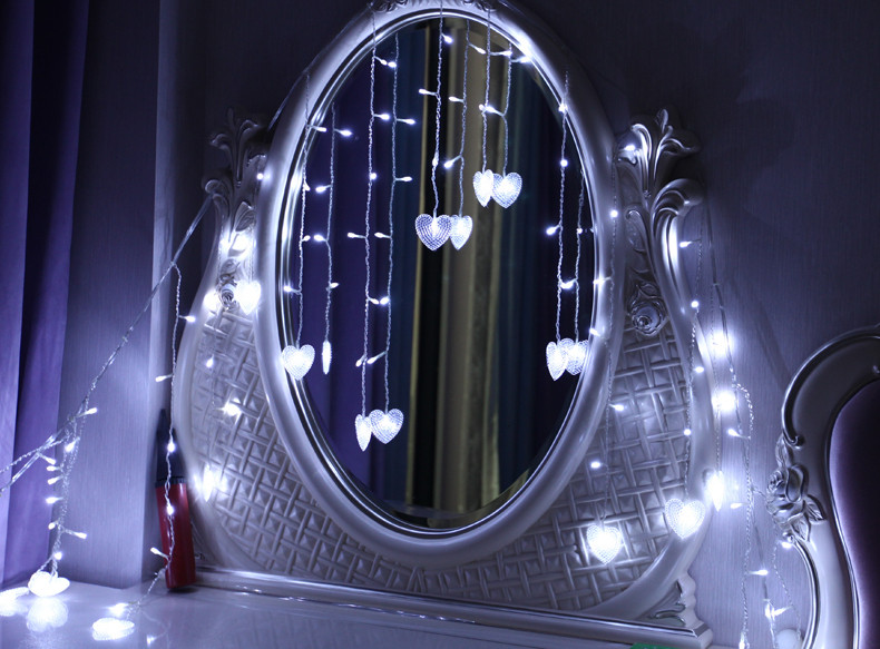 Világító és függő karácsonyi dekoráció szív alakú