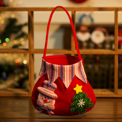 Karácsonyi ajándéktáska különféle 3D-s dekorációkkal és nyakkendőkkel